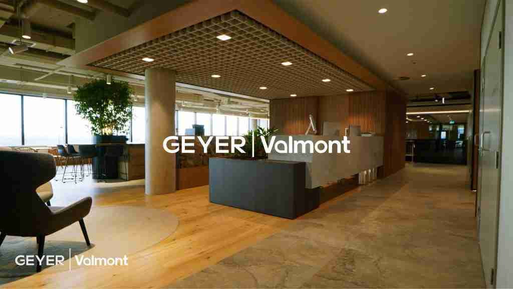 Still from the Geyer Valmont, Richard Crookes film by Bleo